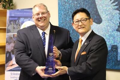 スティーブン・ブシェー校長（左）と梅村総長・理事長