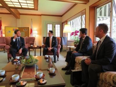 総領事公邸で談笑する梅村総長・理事長、伊藤校長ら